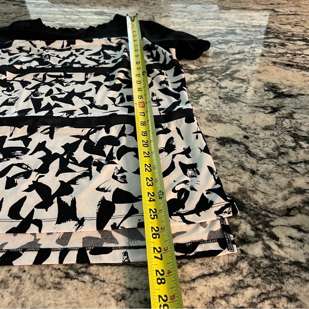 Black and white short sleeve top with sheer black sections Size L‎ - Picture 7 of 7